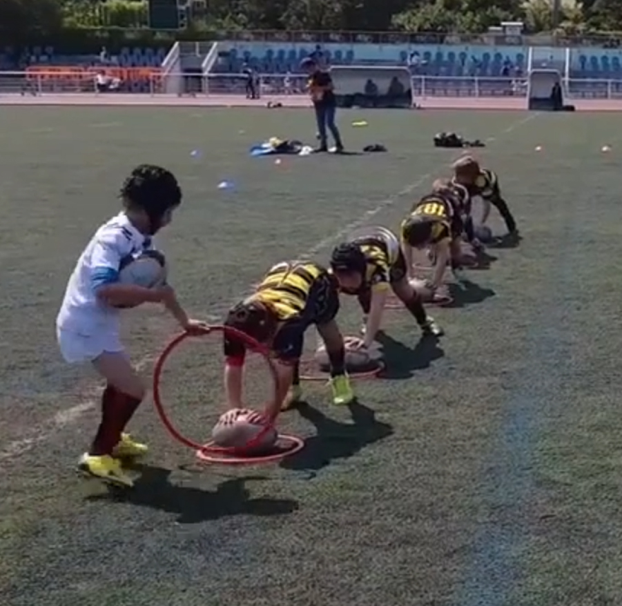 Entraînement délocalisé place Foch pour les enfants pendant la Coupe du  monde de rugby